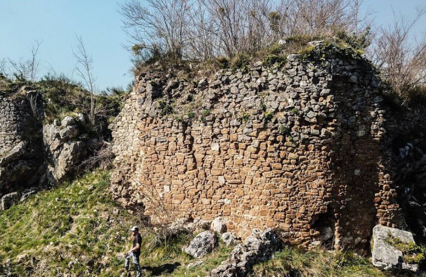 Castillo de Alesga, Spain